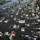 Un bateau évacuant des habitants victimes de l'inondation a été bombardé.